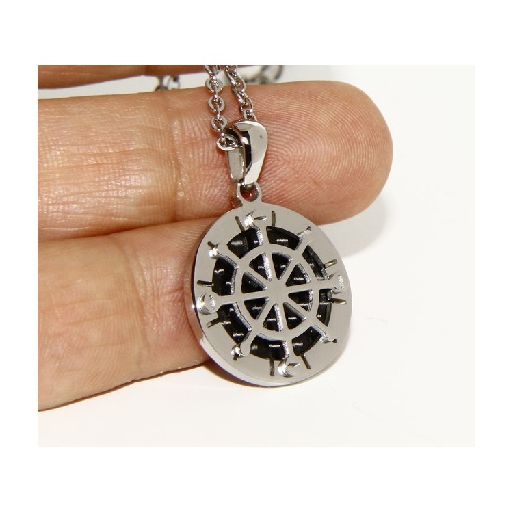 RMB|Acciaio : collana forzatina con pendente tondo timone sfondo nero.