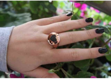 RMB|NALBORI anello chevalier rosa cuore in argento 925 zirconi neri